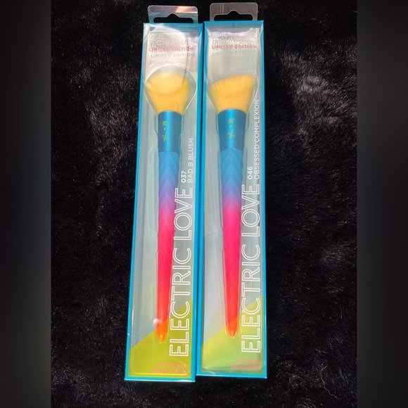 Real Techniques Electric Love Limited Edition Makeup Brush Blush & Complexion - Picture 1 of 7